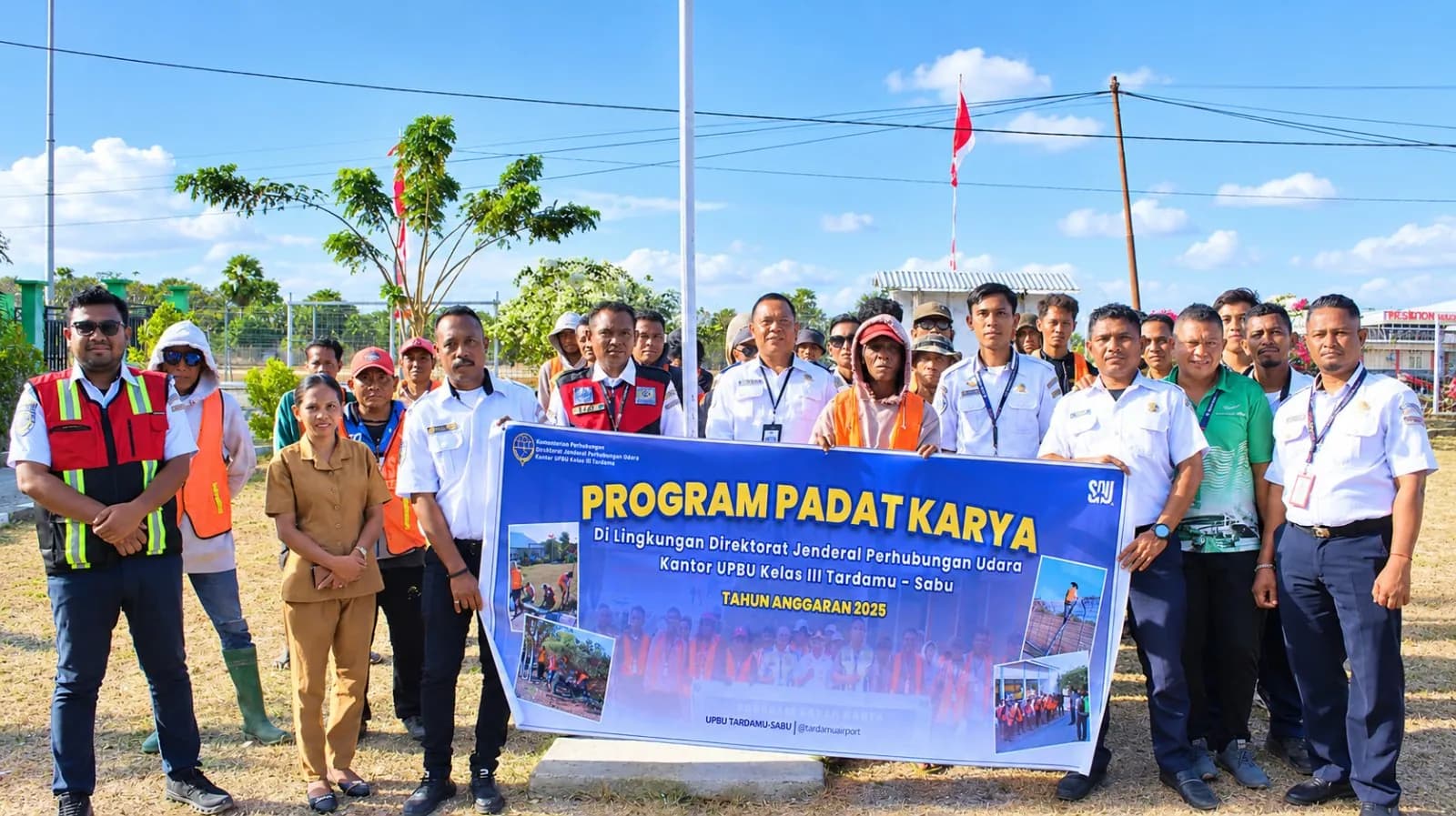 UPBU TARDAMU–SABU MELAKSANAKAN PROGRAM PADAT KARYA, BERDAYAKAN MASYARAKAT DAN TINGKATKAN KUALITAS LINGKUNGAN BANDARA