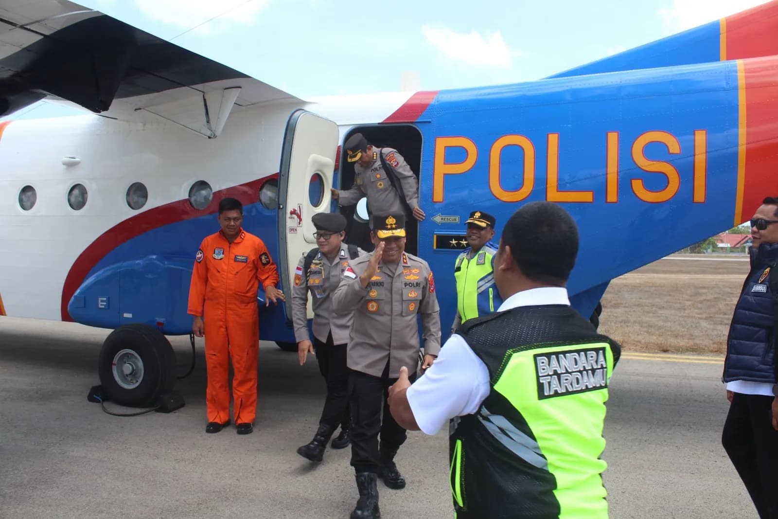 KAPOLDA NTT DAN ROMBONGAN PJU TIBA DI BANDARA TARDAMU–SABU DALAM RANGKA KUNJUNGAN KERJA